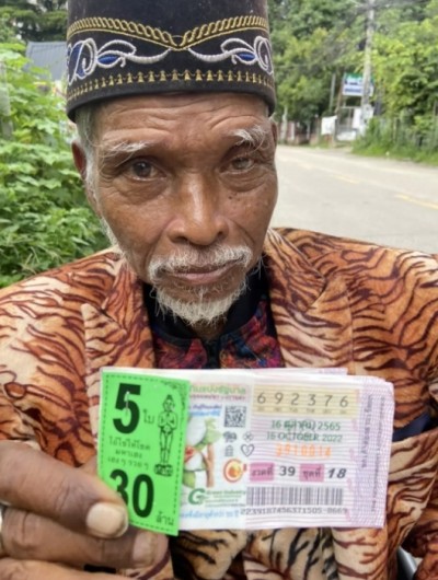 สู้ชีวิต! อดีตทหารรับจ้างพิการ นั่งล้อเข็นขายหวย
