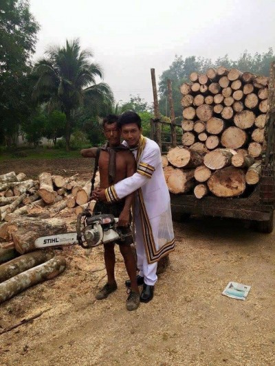 พ่อผมมีแขนข้างเดียว บัณฑิตหนุ่มสวมชุดครุยกอดพ่อพิการ