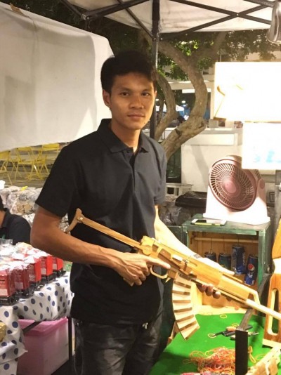 อาชีพเสริมลูกจ้าง ผลิต”ปืนไม้ยิงหนังยาง”ของเล่น ทำเงินแสนต่อเดือน
