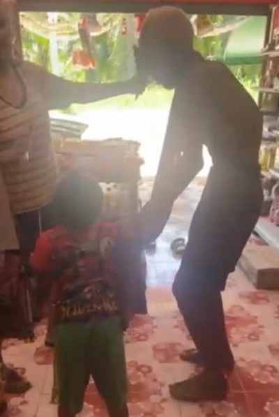 ช่วยเหลือแล้วเด็กพิการดาวน์ซินโดรม ครอบครัวยากจน ถูกปู่วัยชราทำร้ายร่างกาย