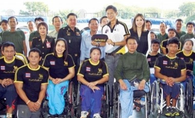 ภาพหมู่นักกีฬาพาราลิมปิกและกลุ่มทหารพิการ