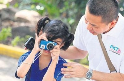 อาสาสมัครฝึกสอนน้องพิการทางสายตาถ่ายรูป