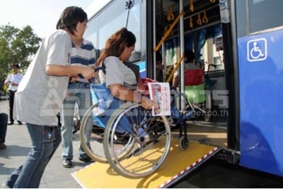 คนพิการนั่งรถเข็น เข็นรถขึ้นทางลาดรถเมล์ชานต่ำ
