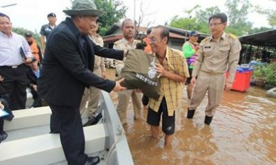สมเด็จพระเทพฯ พระราชทานถุงยังชีพช่วยน้ำท่วมอุบลฯ