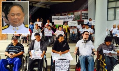 ภาพพล.อ.พฤณท์ สุวรรณทัต รัฐมนตรีช่วยว่าการกระทรวงคมนาคม, และตัวแทนเครือข่ายปฏิบัติการรถเมล์เพื่อประชาชน ทุกคนต้องขึ้นได้ทุกคัน