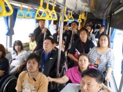 ภาพภายในรถเมล์ที่เต็มไปด้วยคนพิการ