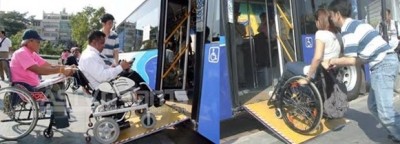 ภาพคนพิการนั่งเก้าอี้เข็นขึ้นรถเมล์โดยทางลาด