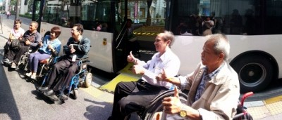 กลุ่มผู้เข้าร่วมทดสอบการใช้ทางลาดกับรถเมล์ชานต่ำ และกึ่งชานต่ำ เพื่อให้คนที่ใช้เก้าอี้เข็น ( รถเข็น )สามารถขึ้นใช้รถเมล์ได้