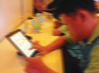 ภาพ เด็กออทิสติกเล่นแท็ปเล็ตแอพพลิเคชั่น'Autistic'