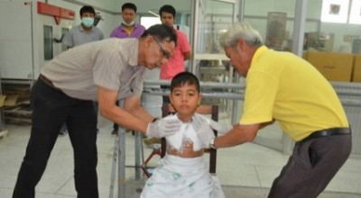 น้องทามเดินทางมาที่โรงพยาบาลพุทธชินราช เพื่อหล่อเบ้าเพื่อสำหรับทำแขนเทียมไว้ก่อน