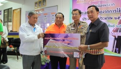 นายออมสิน ชีวะพฤกษ์ รัฐมนตรีช่วยว่าการกระทรวงคมนาคม เป็นประธานมอบอุปกรณ์ช่วยเหลือคนพิการ