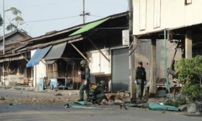 ชุดเก็บกู้และทำลายวัตถุระเบิด พร้อมเจ้าหน้าที่ ที่เกี่ยวข้องเข้าตรวจสอบพื้นที่เกิดเหตุ