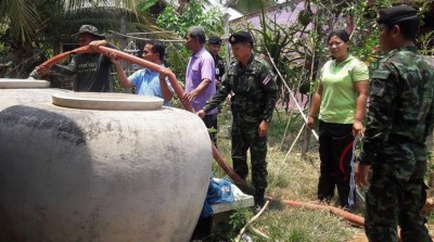 ทหารแจกน้ำบรรเทาทุกข์ชาวพลับพลาชัย สู้ภัยแล้ง