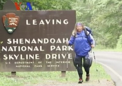 สาวอเมริกันขาอัมพาตใช้เทคโนโลยีช่วยเดินเขา Appalachian Trail