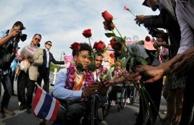 ประชาชนและแฟนคลับร่วมมอบดอกไม้เป็นกำลังใจแด่ ฮีโร “พาราลิมปิก”