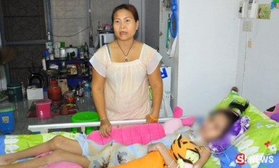 นางพัลลภา อายุ 43 ปี ผู้เป็นแม่ดูแล นางสาวมณทิพย์ อายุ 18 ปี ลูกสาวที่ป่วยเกิดจากอาการก้อนเลือดทับเส้นประสาท