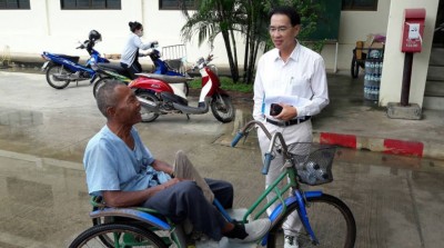 นอภ.ชัยบาดาล มอบเงินช่วยตา 71 พิการ ทำกระเป๋าหาย โยกสามล้อขอทำบัตรใหม่