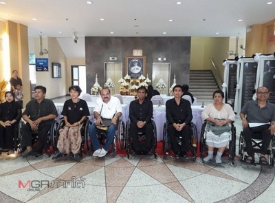 สมาชิกสมาคมคนพิการจังหวัดสงขลา ร่วมลงนามแสดงความอาลัยแด่พระบาทสมเด็จพระปรมินทรมหาภูมิพลอดุลยเดชที่บริเวณห้องโถงศาลากลางจังหวัดสงขลา