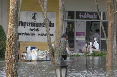 น้ำท่วมเมืองตรังยังคงรุนแรง ชาวบ้านต้องอพยพหนีต่อเนื่อง