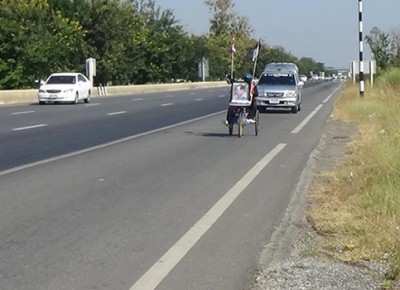 นายคำพา แก้วจีน อายุ 50 ปี ผู้พิการป่วยเป็นโรคโปลิโอ ใช้รถวีลแชร์เดินทางกราบบรมศพพระบาทสมเด็จพระปรมินทรมหาภูมิพลอดุลยเดช ที่พระบรมมหาราชวัง กรุงเทพฯ