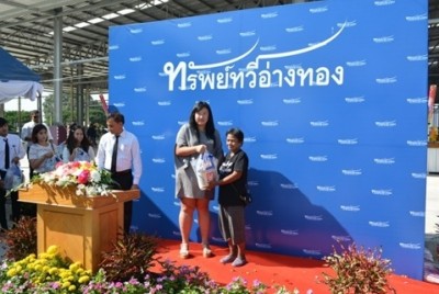 นายกเทศมนตรีเมืองอ่างทอง เปิดตลาดทวีทรัพย์ตลาดค้าปลีกแห่งใหม่ใจกลางเมืองอ่างทองพื้นที่กว่า 40 ไร่ พร้อมแจกข้าวสารให้ผู้พิการ ผู้สูงอายุ