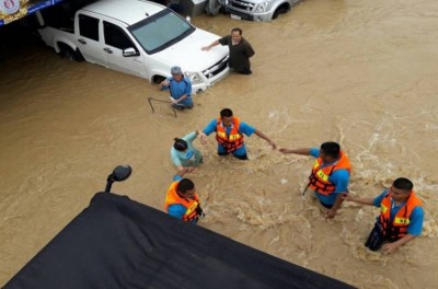 ทหารใช้เชือกโรยตัวช่วย'หญิง-คนชรา-ทารก'เหยื่ออุทกภัย
