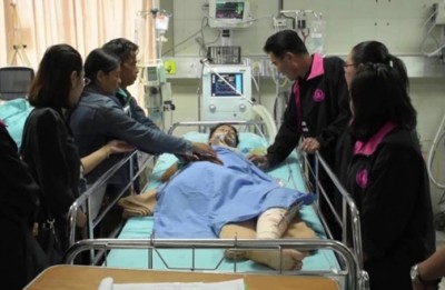 นายมงคล โพธิชัย อายุ 18 นอนรักษาตัวภายในโรงพยาบาล จากอุบัติเหตุปิกอัพพุ่งชน