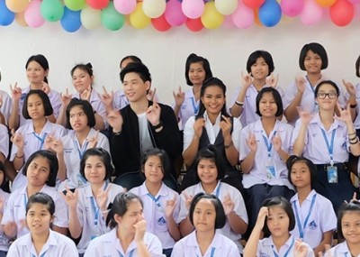 ป๊อปปี้ ปรัชญาลักษณ์ ใช้ภาษามือสื่อภาษารักผ่านเอ็มวีเพลง "ขอโทษที่ทำให้รอ" ณ โรงเรียนเศรษฐเสถียร ในพระราชูปถัมภ์