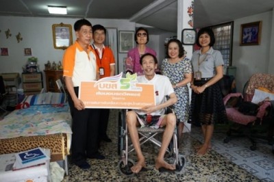 ผู้ที่เข้าร่วมโครงการได้รับแจกวีลแชร์จากโครงการ“ทุกการเดินทางขับเคลื่อนความสุขสู่คนไทยด้วยวีลแชร์” ปี 2