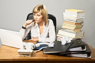หญิงสาววัยทำงาน กำลังนั่งเครียดกับงานหน้าคอมพิวเตอร์