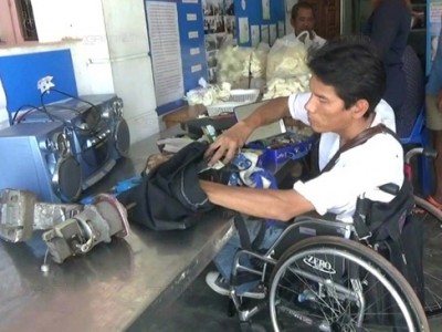 หน้าที่คนพิการในชมรมคนพิการนครตรัง กำลังซ่อมเครื่องใช้ไฟฟ้าก่อนนำขายต่อเพื่อสร้า่งรายได้