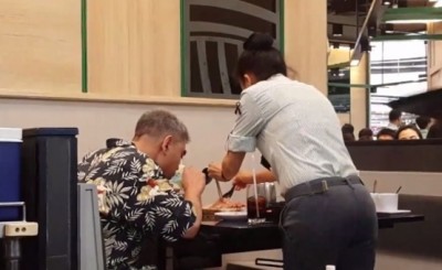 พนักงานสาวช่วยบริการปิ้ง-ย่างอาหารให้ลูกค้าตาบอด