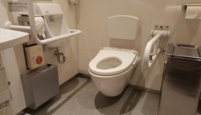 ห้องน้ำมีราวจับสำหรับผู้สูงอายุ หรือคนนั่งรถเข็น
