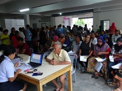 ธนาคารออมสิน สาขาสตูล ประชาชนจากทั่วสารทิศในพื้นที่ จ.สตูล เดินทางยื่นเรื่องขอลงทะเบียนผู้มีรายได้น้อยกันอย่างคึกคัก