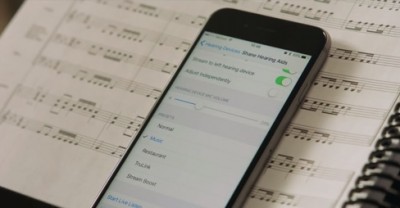 Choir Director ของวงดนตรีในโรงเรียน เธอใช้เครื่องช่วงฟังที่ออกแบบมาสำหรับ iPhone ทำให้เธอได้ยินเสียงโน้ตทุกตัว