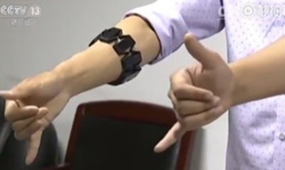 สุดยอดไอเดีย! นักศึกษาจีนคิดค้น “สายรัดแขนแปลภาษามือ” ช่วยในการสื่อสารสำหรับผู้พิการทางการได้ยิน