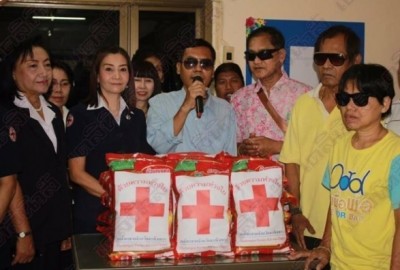 นายกเหล่ากาชาดจังหวัดฉะเชิงเทรา ลงพื้นที่มอบข้าวสารแก่ผู้พิการทางสายตา นักเรียน ที่ชมรมคนตาบอด