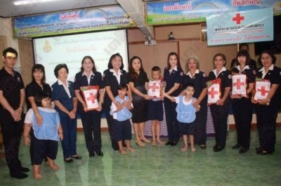 นายกเหล่ากาชาดจังหวัดฉะเชิงเทรา ลงพื้นที่มอบข้าวสารแก่ผู้พิการทางสายตา นักเรียน ที่ชมรมคนตาบอด