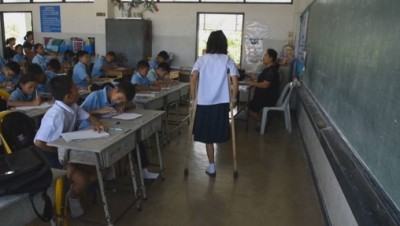 ด.ญ.วรรณวิสา ศรีจันทร์ หรือ น้องวิ อายุ 13 ปี เดินภายในห้องเรียนโดยใช้ไม้เท้าพยุงตัวเพื่อช่วยเดิน