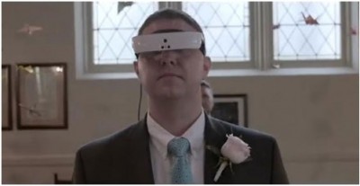 ภาพนาทีประทับใจ เมื่อชายตาบอดได้รับแว่นตาพิเศษ และได้มองเห็นหน้าภรรยาชัด ๆ ครั้งแรกหลังแต่งงานกันมา15ปีแว่นอิเล็กทรอนิกส์จากบริษัท eSight
