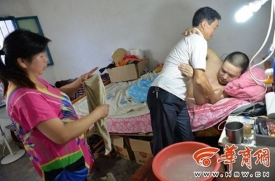 Xie Xiping ภรรยาเก่าและสามีใหม่ของนางXie Xiping ช่วยกันดูแล สามีเก่าที่นอนอัมพาต