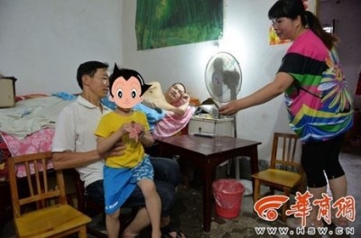 Xie Xiping ภรรยาเก่าและสามีใหม่ของนางXie Xiping ช่วยกันดูแล สามีเก่าที่นอนอัมพาต