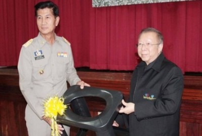 รองผู้ว่าฯกาญจนบุรีเป็นประธานมอบเก้าอี้สุขาพาสุข 500 ชุด ให้กับผู้สูงอายุ ผู้พิการและผู้ป่วย ถวายเป็นพระราชกุศล แด่ “รัชกาลที่9”