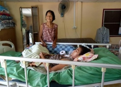 นางคำผง ทองเล็ก อายุ 76 ปี คอยดูแลลูกสาววัย 50 ปี ป่วยนอนติดเตียงอย่างใกล้ชิด
