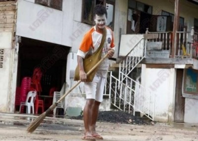 นายสมบัติ หรือ “น้าบัตร” อายุ 44 ปี กำลังกวาดลานวัด