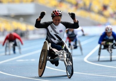 ภัทรธร ฉัตร์ยศกร นักวีลแชร์เรซซิ่งทีมชาติไทย เฮหลังควบวีลแชร์เข้าเส้นชัยเป็นคนแรก ด้วยเวลา 1.03.57 นาที คว้าเหรียญทอง ในวีลแชร์เรซซิ่ง 400 เมตรหญิง คลาสที 54 “อาเซียนพาราเกมส์ ครั้งที่ 9” ที่กรุงกัวลาลัมเปอร์ ประเทศมาเลเซีย เมื่อ 22 ก.ย.60