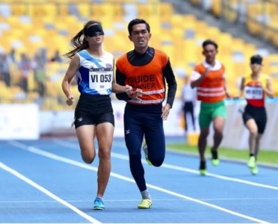 เกวลิน วรรณฤมล นักกรีฑาคนพิการทีมชาติไทย วิ่งเข้าเส้นชัยเป็นคนแรก ด้วยเวลา 64.34 วินาที คว้าเหรียญทอง วิ่ง 400 เมตร หญิง คลาสที 11/12 "อาเซียนพาราเกมส์ ครั้งที่ 9" ที่กรุงกัวลาลัมเปอร์ ประเทศมาเลเซีย เมื่อ 22 ก.ย.60