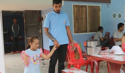 สายใยแห่งรัก หนุ่มรับจ้างกรีดยาง ขอสาวพิการแต่งงาน