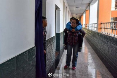 คุณครูสาวนั่่งลงที่พื้นเป็นพันๆครั้ง เพื่อดูแลเด็กนักเรียนที่พิการ ไม่สามารถลุกยืนหรือเดินเองได้