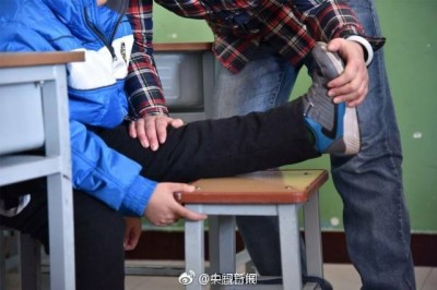 คุณครูสาวนั่่งลงที่พื้นเป็นพันๆครั้ง เพื่อดูแลเด็กนักเรียนที่พิการ ไม่สามารถลุกยืนหรือเดินเองได้